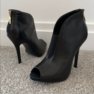 Brand new GUESS booties